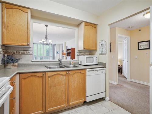 100 Burloak Drive|Unit #2315, Burlington, ON - Indoor Photo Showing Kitchen With Double Sink