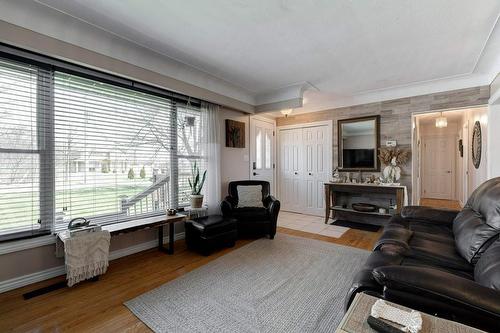 6399 Dickenson Road E, Hamilton, ON - Indoor Photo Showing Living Room