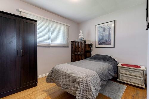 6399 Dickenson Road E, Hamilton, ON - Indoor Photo Showing Bedroom