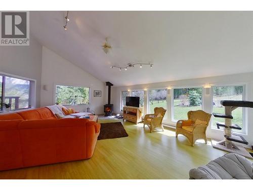 198 Edgar Road, Salmon Arm, BC - Indoor Photo Showing Living Room