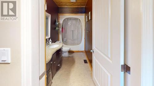 9212 Pollon Avenue, Hudsons Hope, BC - Indoor Photo Showing Bathroom
