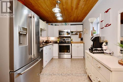 1792 Little Ninth Rd, Springwater, ON - Indoor Photo Showing Kitchen With Upgraded Kitchen