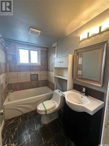 1715 St John Street, Regina, SK - Indoor Photo Showing Bathroom