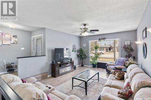 107 7Th Avenue W, Watrous, SK - Indoor Photo Showing Living Room