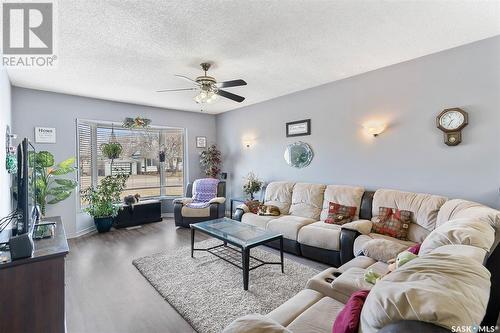 107 7Th Avenue W, Watrous, SK - Indoor Photo Showing Living Room