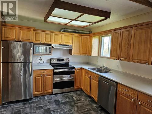 2142 Ritchie Drive, Cawston, BC - Indoor Photo Showing Kitchen With Double Sink