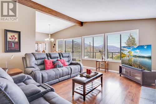 2460 Collingwood Road, West Kelowna, BC - Indoor Photo Showing Living Room