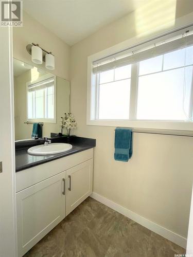 371 Hassard Close, Saskatoon, SK - Indoor Photo Showing Bathroom