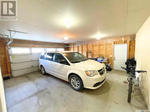 371 Hassard Close, Saskatoon, SK - Indoor Photo Showing Garage