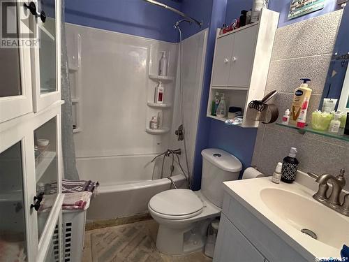 405 3Rd Street S, Weyburn, SK - Indoor Photo Showing Bathroom