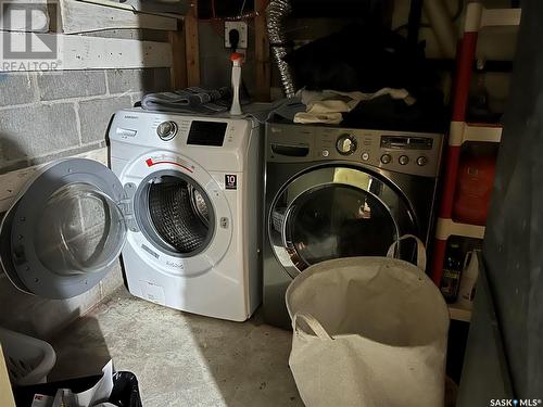 405 3Rd Street S, Weyburn, SK - Indoor Photo Showing Laundry Room