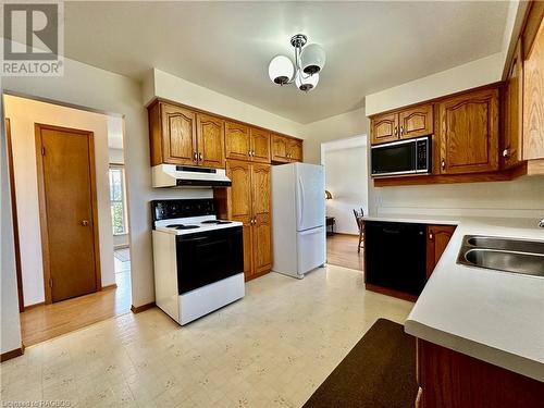 402 Queen Street, Kincardine, ON - Indoor Photo Showing Kitchen With Double Sink