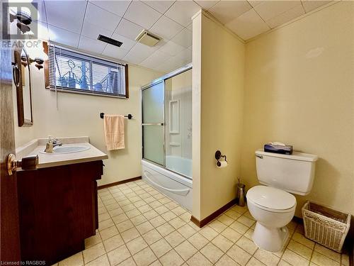 402 Queen Street, Kincardine, ON - Indoor Photo Showing Bathroom