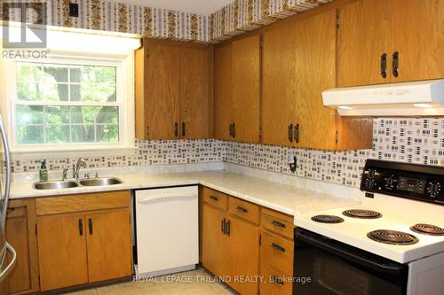 1527 Gloucester Road, London, ON - Indoor Photo Showing Kitchen With Double Sink