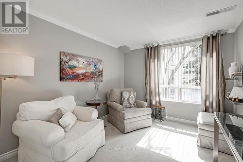 #305 -5188 Lakeshore Rd, Burlington, ON - Indoor Photo Showing Living Room