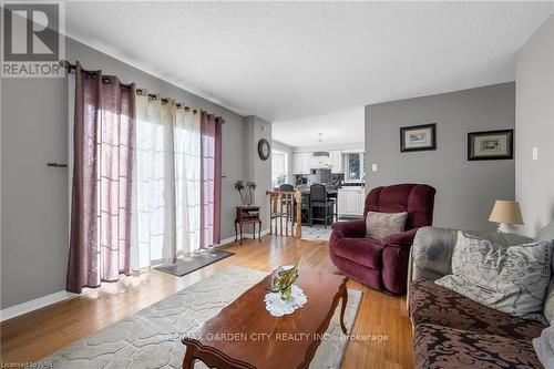 251 Alderlea Ave, Hamilton, ON - Indoor Photo Showing Living Room