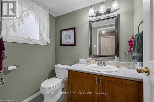 251 Alderlea Ave, Hamilton, ON - Indoor Photo Showing Bathroom