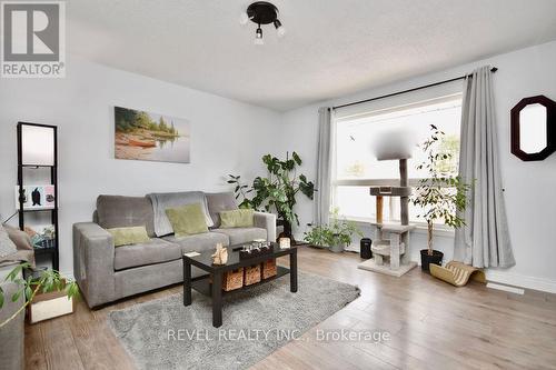 4 Bushey Ave, Essa, ON - Indoor Photo Showing Living Room