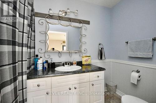 4 Bushey Ave, Essa, ON - Indoor Photo Showing Bathroom