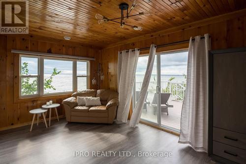 2446 Lakeshore Drive, Ramara, ON - Indoor Photo Showing Living Room
