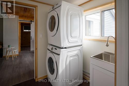 2446 Lakeshore Drive, Ramara, ON - Indoor Photo Showing Laundry Room