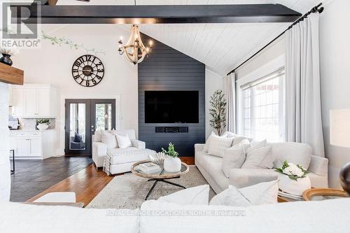 70 Wasaga Sands Dr, Wasaga Beach, ON - Indoor Photo Showing Living Room