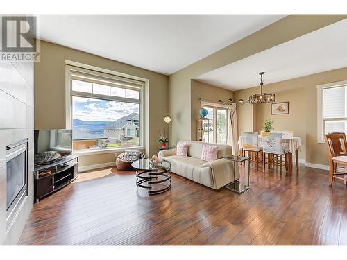 222 Upper Canyon Drive N, Kelowna, BC - Indoor Photo Showing Living Room