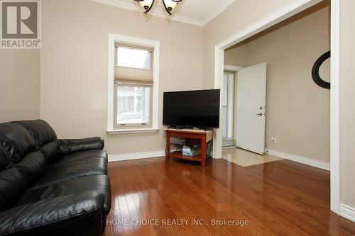 106 Carlaw Ave, Toronto, ON - Indoor Photo Showing Living Room