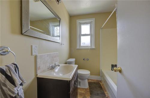 17 West 3Rd Street, Hamilton, ON - Indoor Photo Showing Bathroom