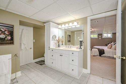 908 Francis Road, Burlington, ON - Indoor Photo Showing Bathroom