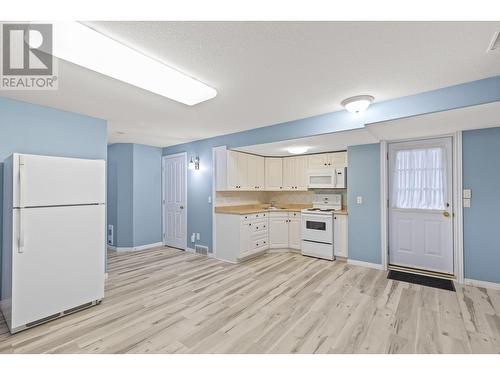 418 Mccarren Avenue, Kelowna, BC - Indoor Photo Showing Kitchen