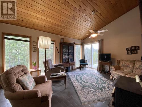 6499 Mahood Lake Road, Deka Lake / Sulphurous / Hathaway Lakes, BC - Indoor Photo Showing Living Room