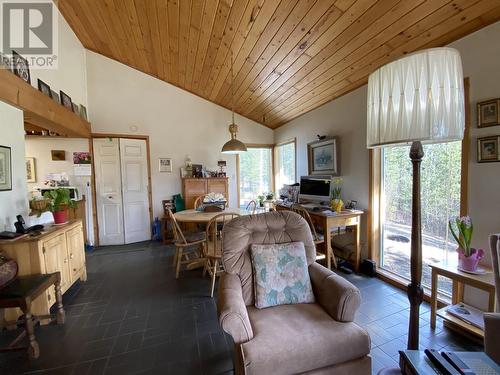 6499 Mahood Lake Road, Deka Lake / Sulphurous / Hathaway Lakes, BC - Indoor Photo Showing Living Room