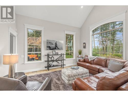2957 Harvard Road, Kelowna, BC - Indoor Photo Showing Living Room