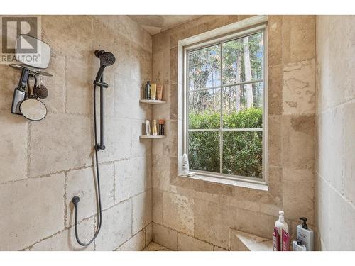 2957 Harvard Road, Kelowna, BC - Indoor Photo Showing Bathroom