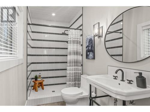 2957 Harvard Road, Kelowna, BC - Indoor Photo Showing Bathroom