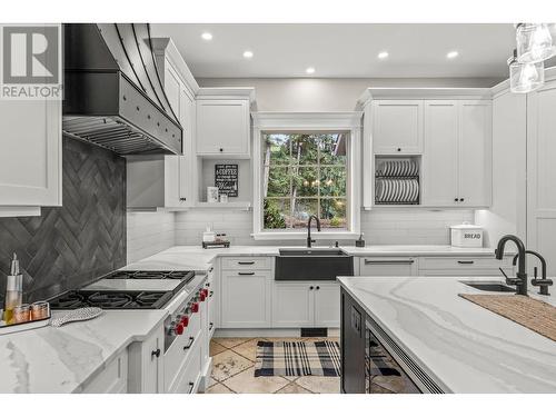 2957 Harvard Road, Kelowna, BC - Indoor Photo Showing Kitchen With Upgraded Kitchen