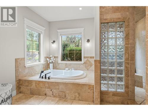 2957 Harvard Road, Kelowna, BC - Indoor Photo Showing Bathroom