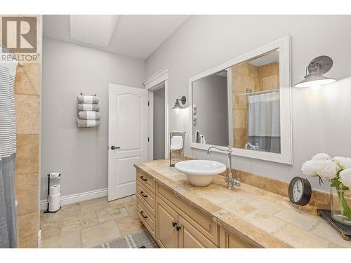 2957 Harvard Road, Kelowna, BC - Indoor Photo Showing Bathroom