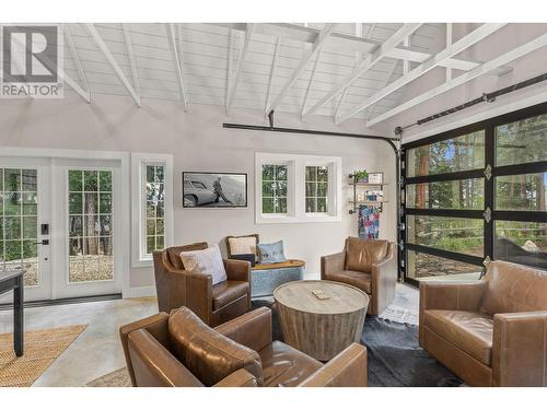 2957 Harvard Road, Kelowna, BC - Indoor Photo Showing Living Room