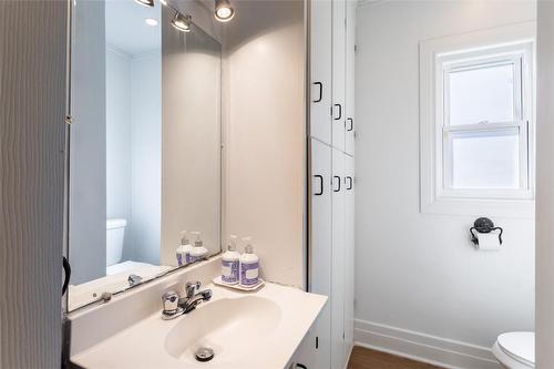 39 Delena Avenue N, Hamilton, ON - Indoor Photo Showing Bathroom