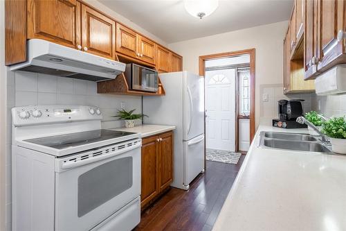 20 Bunker Hill Drive, Hamilton, ON - Indoor Photo Showing Kitchen With Double Sink