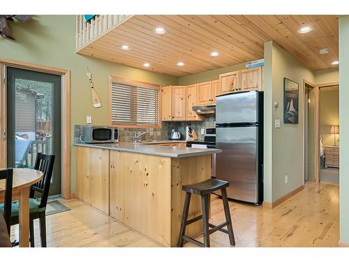4888 Sable Road, Fairmont Hot Springs, BC - Indoor Photo Showing Kitchen