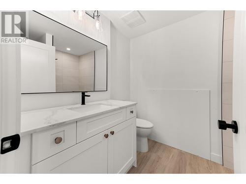 565 Sarsons Road, Kelowna, BC - Indoor Photo Showing Bathroom