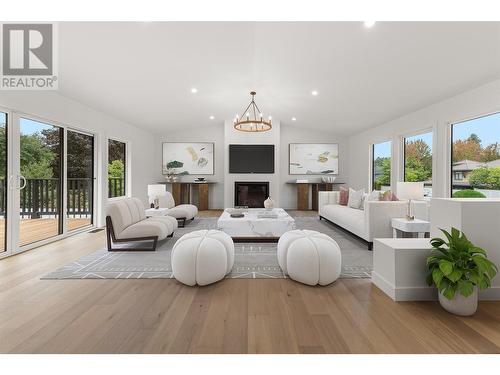 565 Sarsons Road, Kelowna, BC - Indoor Photo Showing Living Room