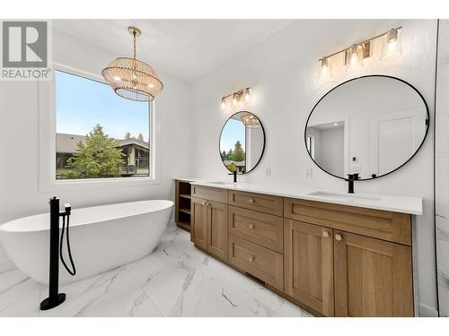 565 Sarsons Road, Kelowna, BC - Indoor Photo Showing Bathroom