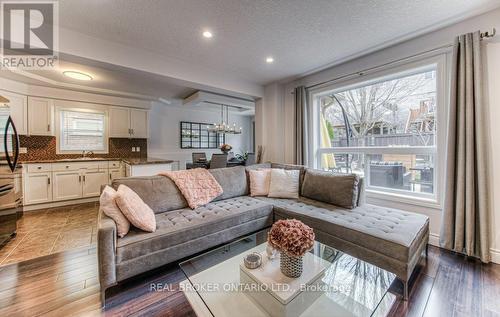 27 Upper Mercer Street, Kitchener, ON - Indoor Photo Showing Living Room