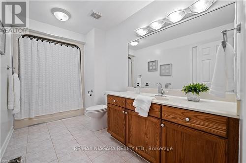 7797 Bishop Ave, Niagara Falls, ON - Indoor Photo Showing Bathroom