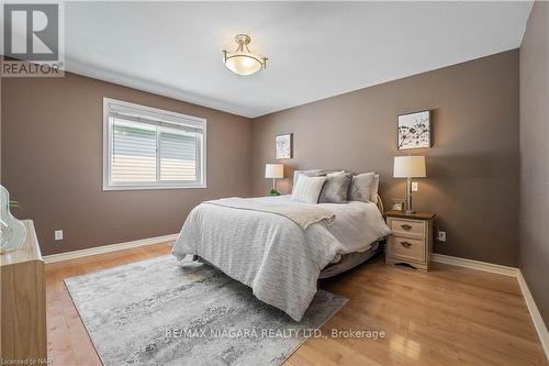 7797 Bishop Ave, Niagara Falls, ON - Indoor Photo Showing Bedroom