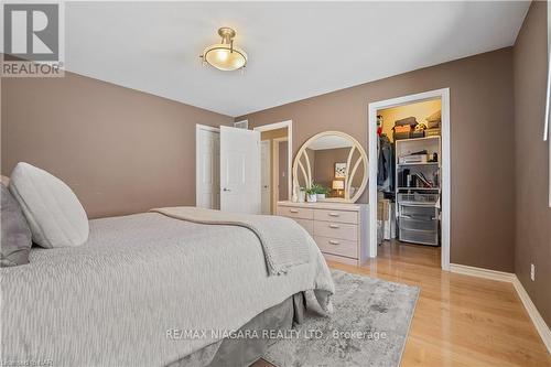 7797 Bishop Ave, Niagara Falls, ON - Indoor Photo Showing Bedroom